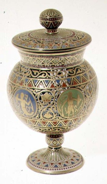 Calice coperto, con smaltatura e decorazione dorata, marchio di Alessandro II alla base, della Fabbrica Imperiale di Vetro, c.1870 da Russian School